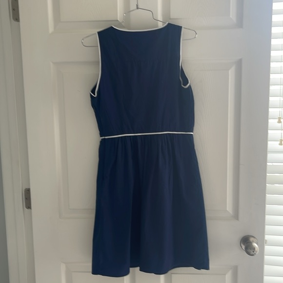 Women’s Vineyard Vines. Fit & flare knee length dress. Size 4. - Picture 4 of 4